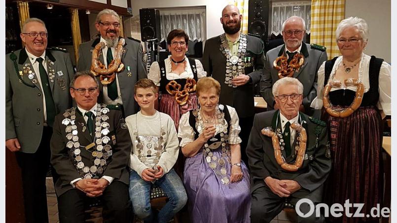 Die erfolgreichen Schützen freuen sich über die Ehrung (vorne, von links) Johann Bäumler, Marcel Andes, Lotte Bruckner, Heiner Bruckner sowie (stehend, von links) Schützenmeister Hubert Heckl, Armin Ertl, Emma Dworzak, Felix Kastner, Wolfgang Henrichen und Käthe Grünwald. Bild: R. Kreuzer