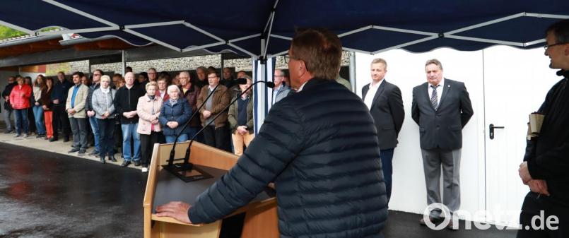 Am Rednerpult Bürgermeister Hans Donko. Mit auf dem Bild (von rechts) Pfarrer Martin Besold, Vorstandsvorsitzender Dieter Döppl und Diplomingenieur Udo Graser. Bild: njn