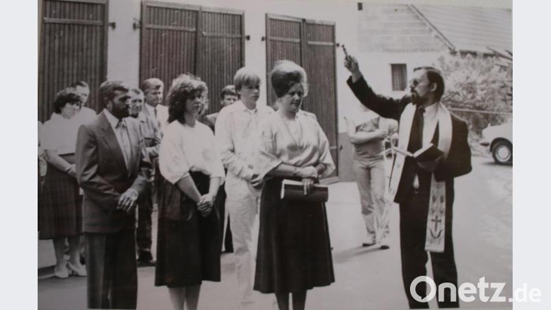 Der Geistliche Eberhard Gottsmann segnete 1992 die neue Lagerhalle auf dem Püttner-Gelände. Repro: sne