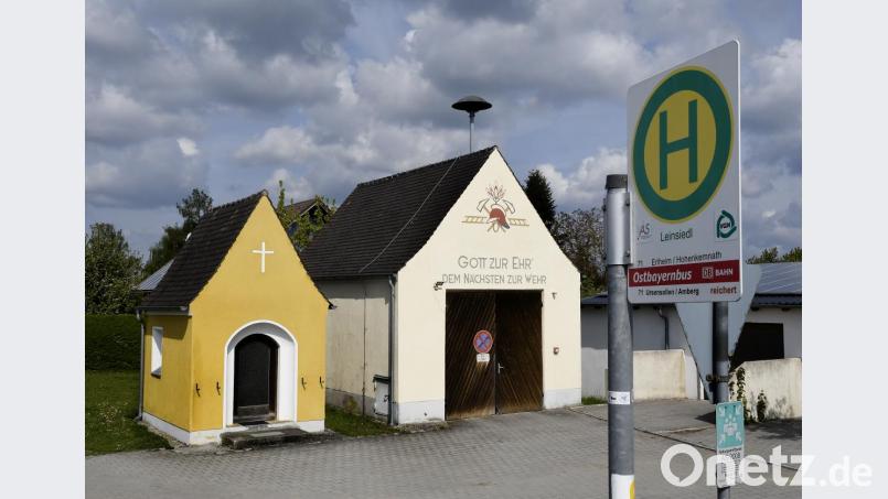 Es gibt kein Halten mehr: weder für die Feuerwehr Haag noch für ihr in Oberleinsiedl stehendes Gerätehaus. Dieses ist ohnehin seit vergangenem Dezember leer, weil das bis dahin dort stationierte Mehrzweck-Einsatzfahrzeug unterdessen Platz in Hohenkemnath gefunden hat. Das Gebäude selbst soll nach einem Gemeinderatsbeschluss demnächst der Spitzehacke weichen. Bild: Petra Hartl