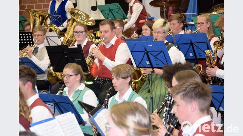 Mittendrin im Orchester war auch der Schmidmühlener Dirigent Christian Bäuml (rotes Leibchen) mit seinem Waldhorn auszumachen. Bild: bö