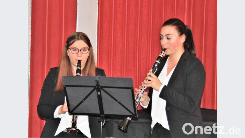 Für die musikalische Umrahmung sorgten die Mayer-Schwestern Hanna und Theresa. Bild: stg