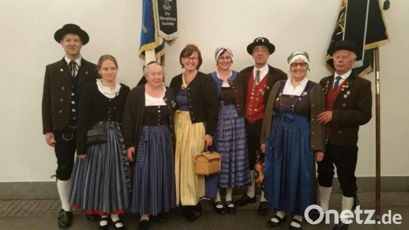 Zusammen mit vier Trachtlern aus Regensburg vertraten (von links) Tomas Svensson, Anne-Marie Lang, Helga Zach und Martina Dolles den Gauverband Oberpfalz beim Empfang von Prinz Charles. Bild: u