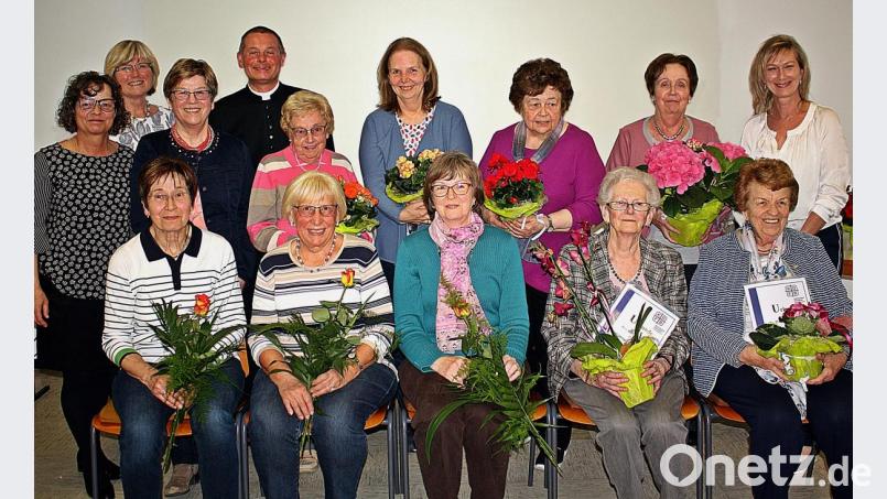 Der Frauenbund St. Elisabeth ehrt seine Mitglieder. Pfarrer Peter Brolich gratuliert. Bild: R. Kreuzer