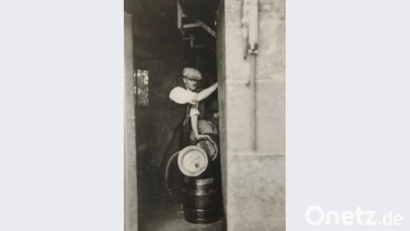 Johann Püttner in den 1920er Jahren beim Abfüllen eines Bierfasses. Repro: sne