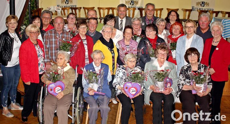 Bei der Mutter- und Vatertagsfeier der Arbeiterwohlfahrt gibt es neben roten Rosenstöckchen auch Pralinen. Besonders geehrt werden die ältesten Mütter und Väter der AWO mit Franziska Wagner (links). Bild: R. Kreuzer