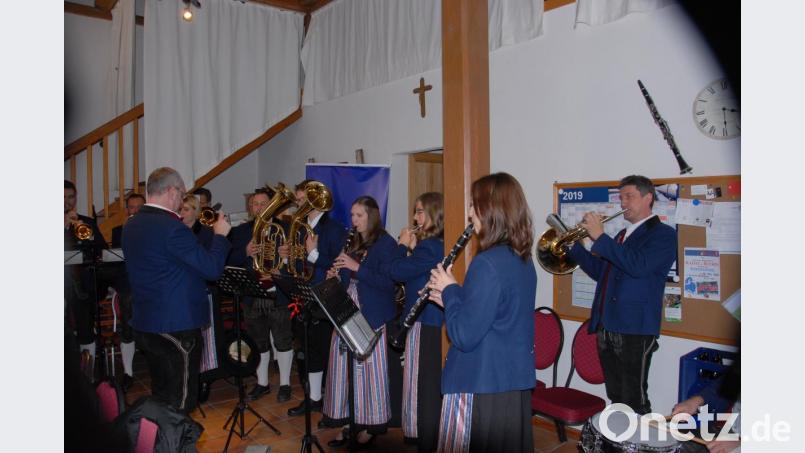 Die Trachtenkapelle spielte die Europahymne. Bild: pop