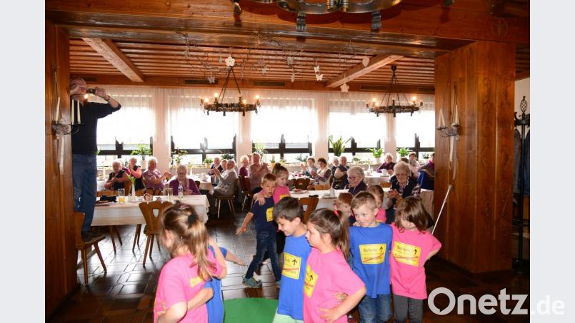 Zum Abschluss ihres Auftritts tanzen die Kinder die &quot;Sternpolka&quot;. Bild: bey