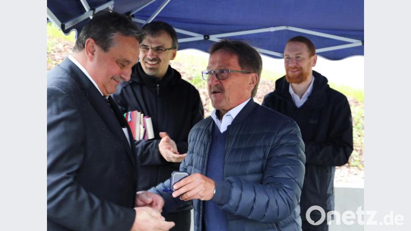 Eine Silbermedaille der Stadt überreichte Bürgermeister Hans Donko an den Vorstandsvorsitzenden Dieter Döppl (links). Mit auf dem Bild (von links) Pfarrer Martin Besold und Pfarrer Christoph Zeh. Bild: njn