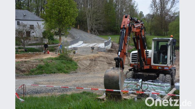 Noch bis Ende Juni werden die Bauarbeiten beim Neubau der Kriegermühlbrücke dauern. Derzeit wird mit den Straßenausbauarbeiten begonnen, damit die Brücke auch befahren werden kann. Bild: jr