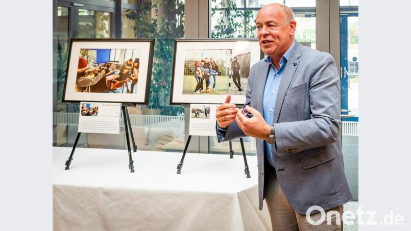 Bürgermeister Roland Strehl ist beeindruckt von den Bildern zur Foto-Ausstellung „Heldenhafte Mittelschule Kümmersbruck“. Er lobte die Schüler für ihre Kreativität. Bild: Frederic Glaser
