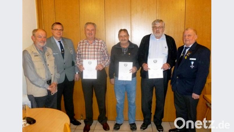 Die BSB-Kreisvorsitzenden Ernst Spichtinger (rechts) und Stefan Rötzer (Zweiter von links) und KUSK-Vorsitzender Ludwig Schmidt zeichneten mehrere Mitglieder aus. Bild: lts