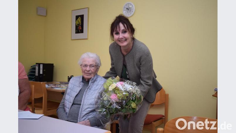 Margarete Troidl freut sich, dass sie an ihrem 103. Geburtstag noch so fit ist. Der ältesten Bürgerin der Stadt gratulierte stellvertretende Bürgermeisterin Johanna Mertins mit einem Blumenstrauß bereits am Vortag. Bild: bnr