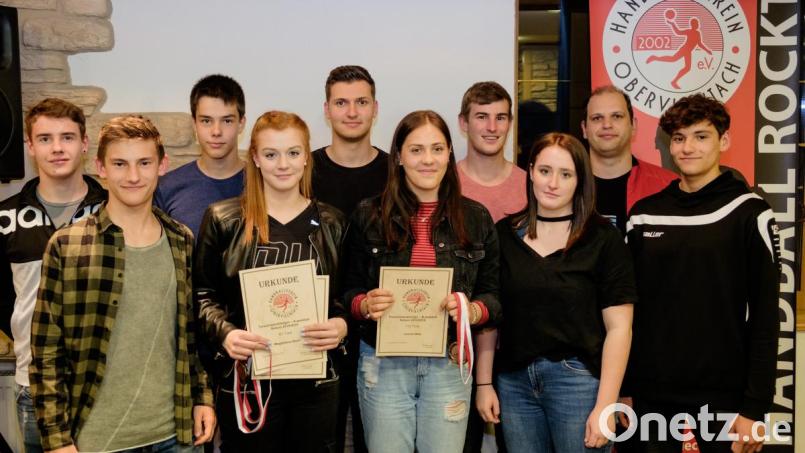 In der Jahreshauptversammlung zeichnete HV-Vorsitzender Michael Lang (Zweiter von rechts) die trainingsfleißigsten und treffsichersten Spieler aus. Bild: tkr