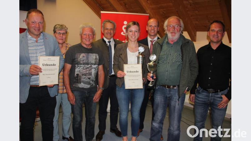 Siegerehrung im Sportabzeichenwettbewerb der Vereine, die begehrten Wanderpokale heimsten Miriam Becker (ATS Mitterteich) und Gerhard Priemer (TB Jahn Wiesau) ein. Dazu gab es auch noch Geldpreise. Bild: kro