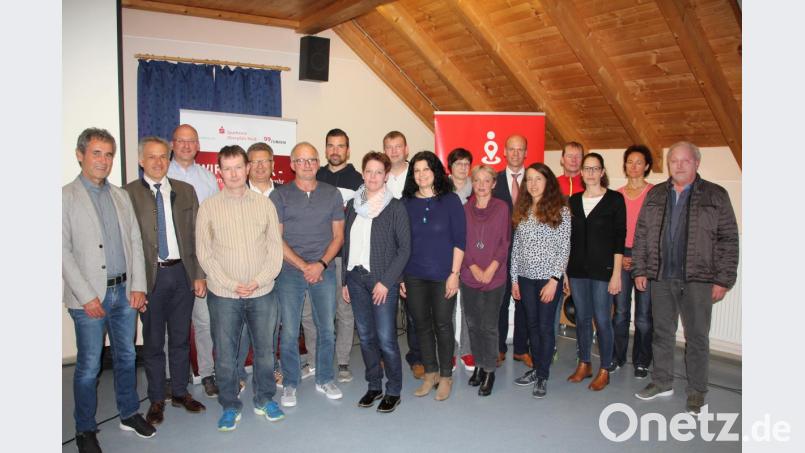 Schulamtsdirektor Rudi Kunz (links) und Landratsstellvertreter Roland Grillmeier (2. von links) können stolz auf die Schulen im Landkreis sein. Immerhin 17 Schulen, vier mehr als im Vorjahr, nahm am Sportabzeichenwettbewerb teil. Unser Bild zeigt die Vertreter der Schulen, die von der Sparkasse Oberpfalz Nord Geld für die Schüler- und Jugendsportabzeichen erhielten. Sechster von rechts Thomas Böhm von der Sparkasse. Bild: kro