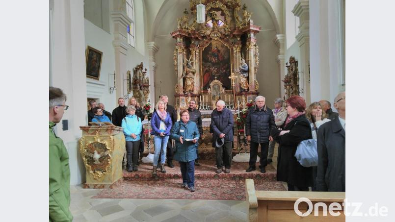Eveline Eckl führte die Gruppe auf dem Frohnberg in und um die Wallfahrtskirche. Bild: mma