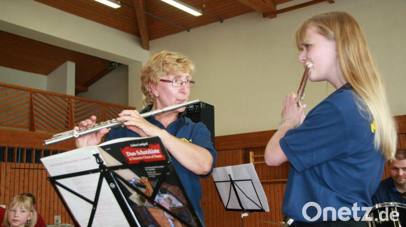 Magdalena Zeitler (rechts) begeisterte an der Querflöte. Unterstützt wurde die Triebendorferin von Christa Polata. Bild: wro