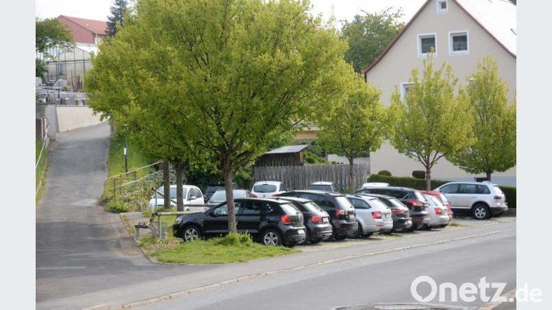 Dauerparker blockieren allzu oft tagsüber den Parkplatz, der eigentlich für Friedhofsbesucher gedacht ist. Bild: Gabi Schönberger