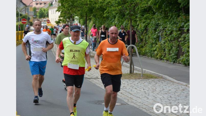 Wie im vergangenen Jahr (Bild) wären auch diesen Samstag Behinderte und Nichtbehinderte gemeinsam beim Inklusionslauf in Mitterteich auf der Strecke gewesen. Wegen der ungünstigen Wettervorhersagen entschieden sich die Organisatoren für eine Absage der Veranstaltung. Archivbild: jr