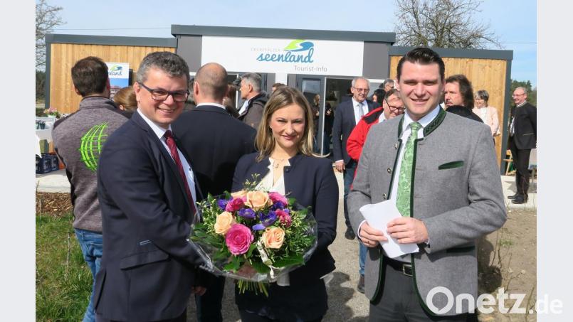 Zweckverbandsvorsitzender Landrat Thomas Ebeling (rechts) und Neunburgs Bürgermeister Martin Birner (links) überreichten der Geschäftsführerin des Tourismusbüros, Verena Danner (Mitte), zur Eröffnung einen Blumenstrauß. . Bild: Hirsch