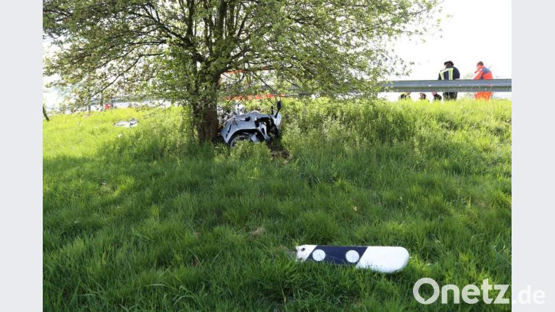 Das schwere Motorrad rutschte nach der Kollision unter der Leitplanke durch. der Fahrer wurde schwer verletzt und von Passanten vorbildlich erstversorgt. Bild: rw