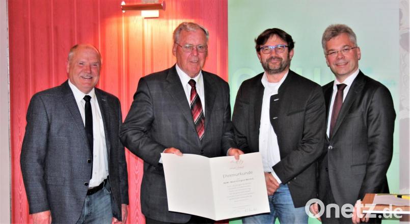 Genossenschaftsverband-Vorstand Alexander Büchel (rechts) überreichte eine Urkunde an (von links) Peter Lehr, Wolfgang Haberberger und Helmuth Wächter. Bild: stg