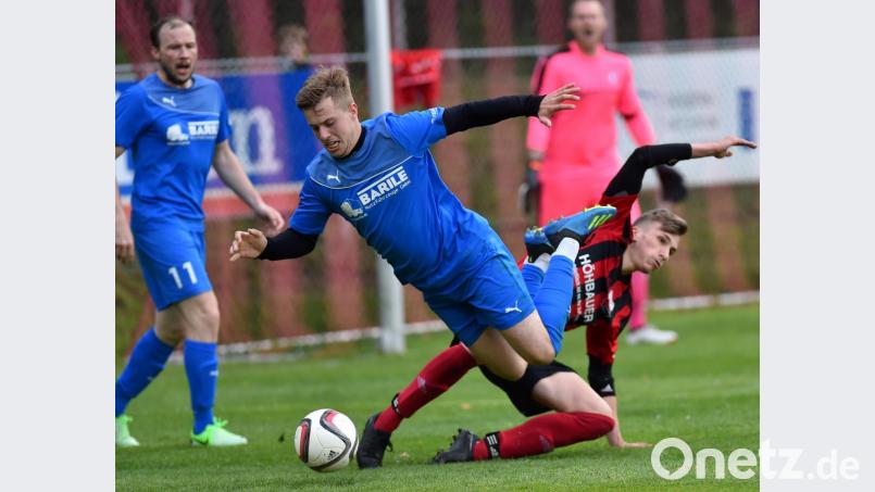 Vier Punkte Vorsprung – und noch zwei Spiele, der FV Vilseck (Mitte Benedikt Herbrich) möchte sich im Saisonendspurt kein Bein mehr stellen lassen und Platz zwei in der Kreisliga Süd perfekt machen. Bild: af