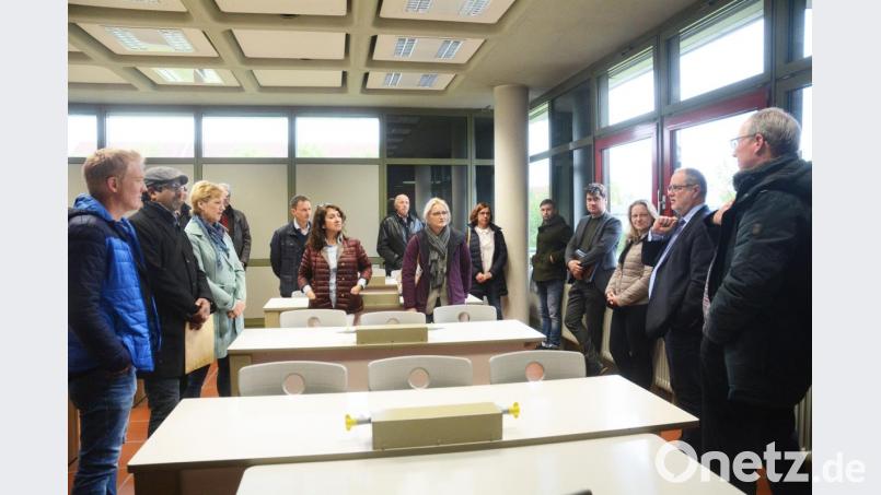 Wer hier Platz nimmt, sitzt zwischen den Extremen: Eispalast im Winter und Gewächshaushitze im Sommer. Die SPD-Fraktion besucht auf Einladung des Elternbeirates (rechts Vorsitzender Frank Holzförster) das Elly-Heuss. Leiter Reinhard Hauer (Zweiter von rechts) erläutert die Sorgen. Bild: Gabi Schönberger