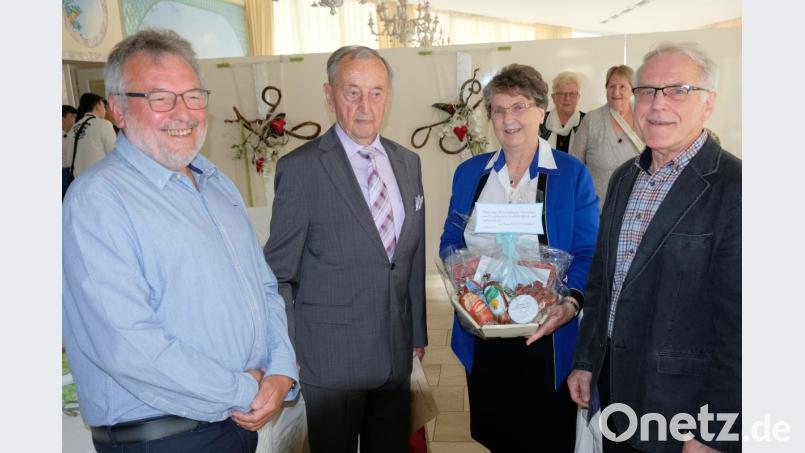 Zu einem Ständchen für den ältesten Chorsänger Emmeram Stierstorfer (Zweiter von links) fuhr die Liedertafel Eschenbach extra nach Weiden. Im Hotel „Heimat“ überraschte der Chor den 95-jährigen Jubilar mit einigen seiner Lieblingslieder. Offiziell gratulierten Vorsitzender Karl Ott (links) und stellvertretender Vorsitzender Werner Hofmann (rechts). Mit im Bild Lebensgefährtin Ulrike Schulz. Bild: do