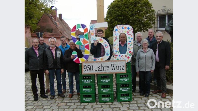 Zum Jubiläum von Wurz heißt es wohl bekomm's: Mit dem eigens gebrauten Jubiläumsbier. Bild: tok