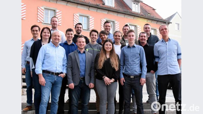 Mathias Schnabl (vorne, Zweiter von links) ist der neue JU-Chef in Floß. Seine Stellvertreter sind (vorne, von rechts) Ludwig Gollwitzer, Johannes Kraus und Simona Bachmayer. Kreisvorsitzender Benedikt Grimm (links) gratuliert. Bild: bgm