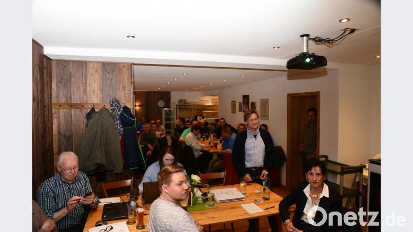 Architekt Markus Münchmeier (stehend) stellt in der Jahreshauptversammlung der Dorfgemeinschaft Schwand die Planung für den Umbau und die Neugestaltung der Ortsdurchfahrt vor. Bild: bey