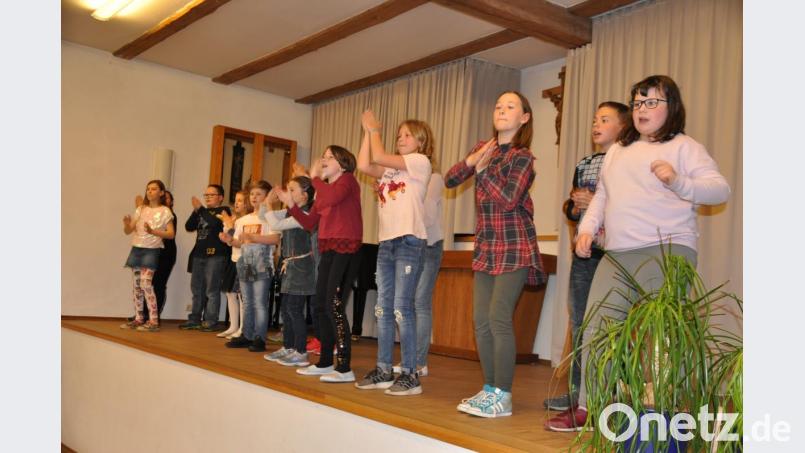 Was alles in den Fruchtsalat kommt, besingen und zeigen die Grundschüler bei ihrem Auftritt beim Seniorenkreis. Bild: ak