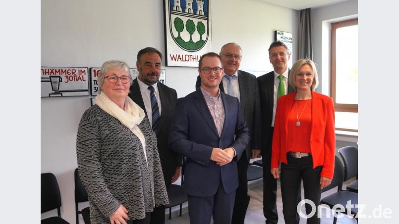 Doris Völkl (rechts) stellte bei der AOK Beiratssitzung in Waldthurn das Präventionsprojekt NEUN2727 vor. Ebenfalls referierte Prof. Dr. Steffen Hamm über die Gesundheitsregion Plus. Bild: fvo