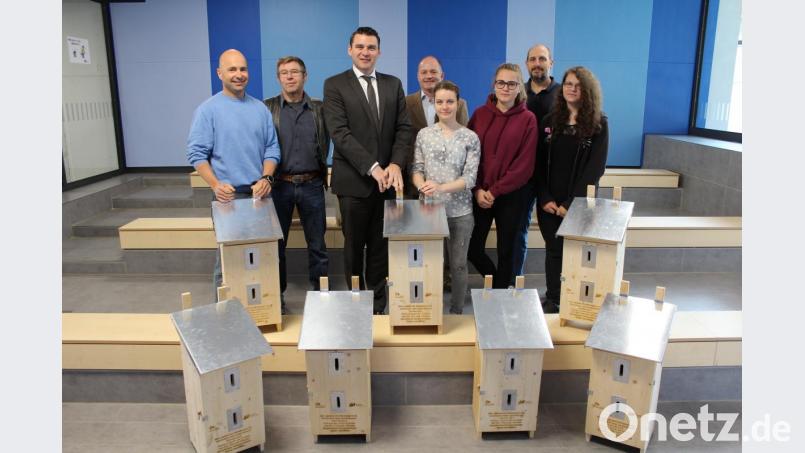 Fachbetreuer Thomas Heiland, Sicherheitsbeauftragter Adolf Bindl, Landrat Thomas Ebeling, Naturschutzwächter Markus Haas, die Schülerinnen Julia Färber und Lea Frankerl, das Mitglied der erweiterten Schulleitung Armin Erben und Schülerin Anita Silvestri (von links) freuen sich über die gelungenen zwölf großen Nistkästen für die geschützten Hornissen. Bild: exb/ Hans Prechtl, Landratsamt Schwandorf