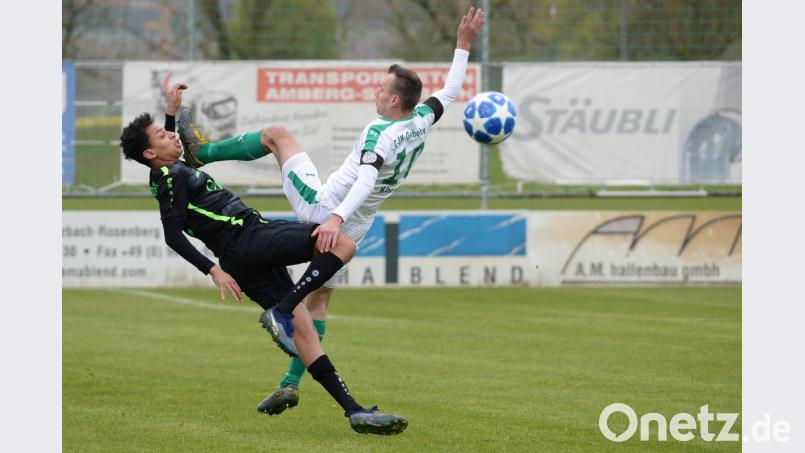 Einmal am Schuh schnuppern. Kapitän Timo Kohler (rechts) zeigte Karim Said vom SC Eltersdorf die Sohle. Das war vergangene Woche. Jetzt kommt mit dem SV Seligenporten die nächste Top-Mannschaft zum Tabellenzweiten. Bild: brü