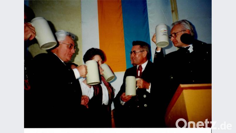 Selbst Ministerpräsident Edmund Stoiber (rechts) gönnte sich 1994 bei einer Wahlkampfveranstaltung mit Bundestagsabgeordnetem Georg Girisch (links) im Kloster Speinshart ein Püttner-Bier. Repro: sne