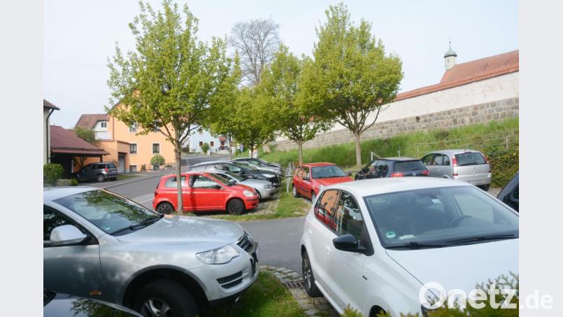 Wer schnell am Friedhof das Grab richten will, findet derzeit nur mit viel Glück einen Parkplatz in der Johann-Dietl-Straße. Abhilfe soll eine Parkzeitbeschränkung bringen. Bild: Gabi Schönberger