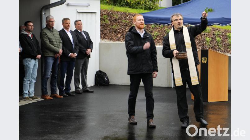 Die kirchliche Segnung nahmen (von links) Pfarrer Christoph Zeh und Pfarrer Martin Besold vor. Bild: njn
