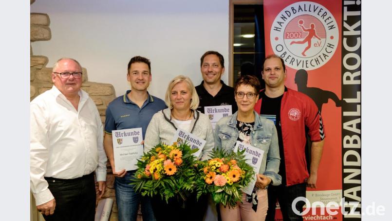 Bürgermeister Heinz Weigl (links) und Vorsitzender Michael Lang (rechts) überreichten den langjährigen Trainern (von links) Michael Teplitzky, Doreen Landgraf, Alexander Landgraf und Birgit Walter die Ehrennadel des Landkreissportverbands. Bild: tkr