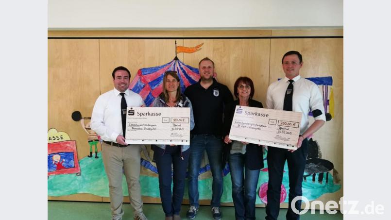 Der Kirwaverein Pfreimd bedachte die zwei Kindergärten mit jeweils einer Spende von 750 Euro. Von rechts: Jörg Irlbacher (Vorsitzender), Gabi Schönberger (Kindergarten St. Martin), Thomas Hösl (Kassier), Daniela Kielhorn (Franziskus-Kindergarten) und Sebastian Reger (stellvertretender Vorsitzender). Bild: hm
