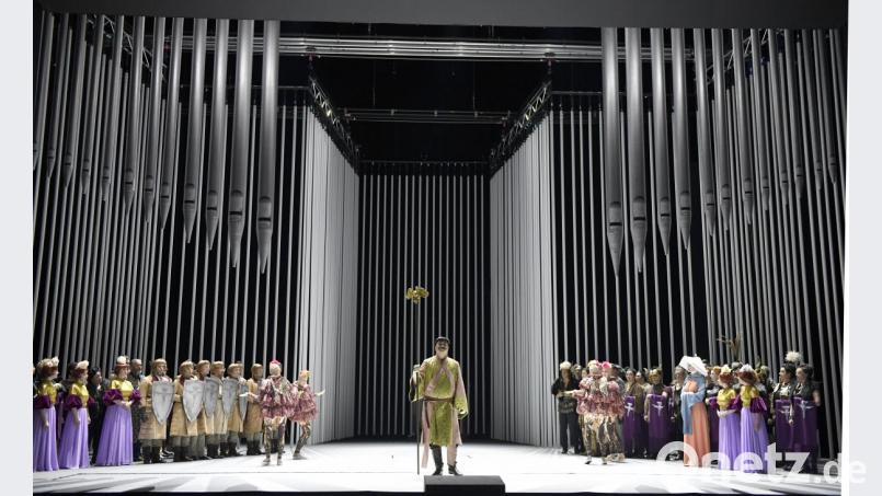 Staatstheater Nürnberg
Unser Foto zeigt eine Szene aus der Oper &quot;Lohengrin&quot;, die im Mai 2019 Premiere feierte. Im Bild (v.li.n.re.): Mitte: Daeho Kim (Heerrufer des Königs) und Ensemble Bild: Bettina Stöß