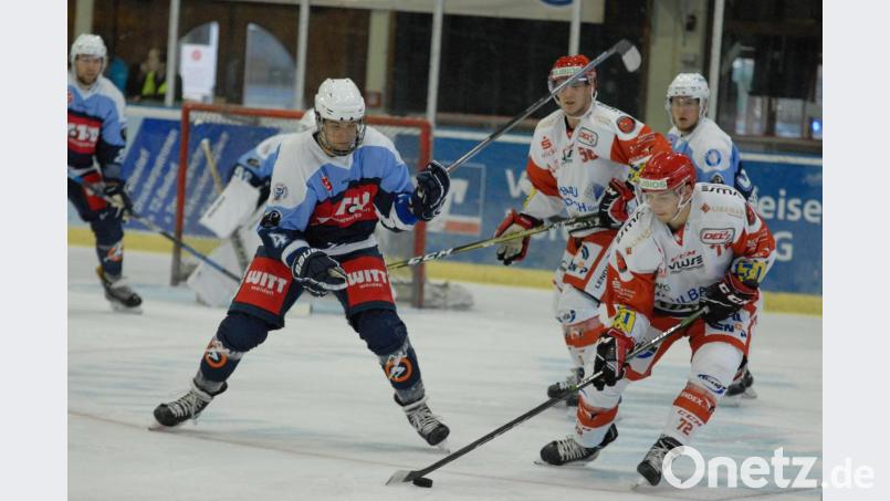 Philipp Siller (links) hat seinen Vertrag bei den Blue Devils um ein Jahr verlängert. Bild: A. Schwarzmeier