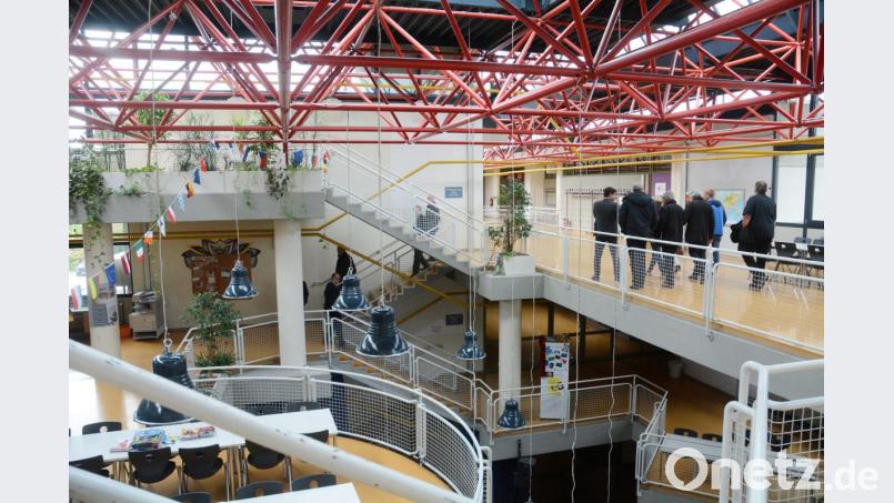 Blick ins weite, offene Treppenhaus des Elly-Heuss-Gymnasiums: wirklich großzügig und wohl auch einmalig, Bild: Gabi Schönberger