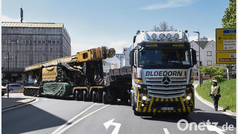 Erstaunlich glatt ging der 31-Meter-Riese auch um die Kurve an der Storg-Kreuzung herum. Dann rollte der Konvoi mit Blaulicht Richtung Eberhardsbühl zum Einsatzort des Bohrgerätes. Bild: Petra Hartl