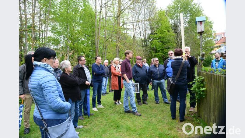 Bürgermeister Rupert Troppmann setzt den"Freibord bei der Hochwassermauer mit Hilfe einer Anliegerin etwas tiefer an, was Bauoberrat Andreas Ettl (Mitte) akzeptiert. Bild: bey
