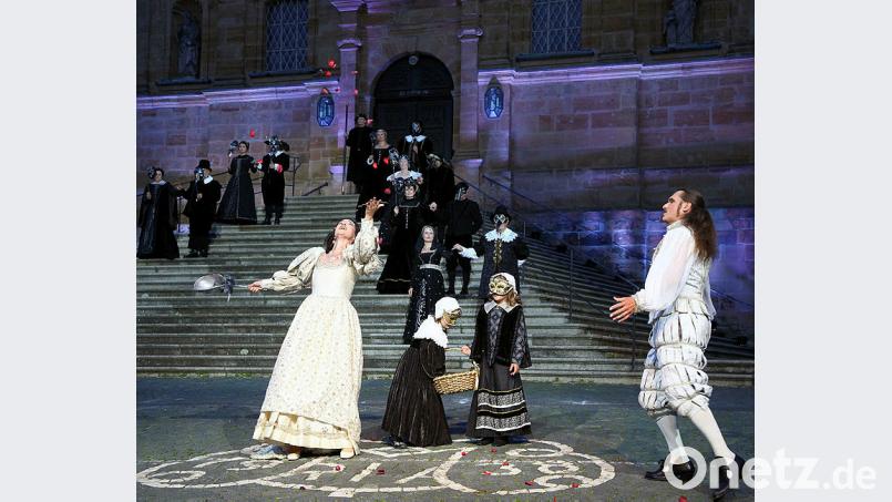 Vor der imposanten Wallfahrtskirche auf dem Mariahilfberg spielt sich ab 24. Mai wieder der Herbst des Winterkönigs ab. Zum dritten Mal wird das Stadtschauspiel, in dessen Mittelpunkt Friedrich V. (Andy Kuntz, rechts) steht, aufgeführt. Bild: Wolfgang Steinbacher