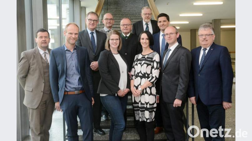 Neu – oder an neuer Position (von links): Hans-Jürgen Schnappauf, Matthias Biehler, Rainer Lehner, Josef Hartwig, Franziska Hofmann, Gerhard Heindl, Dr. Franziska Stegmair, Gerd Schäfer, Dr. Marco Heß, Wolfgang Voit und Josef Weidensteiner. Bild: Gabi Schönberger