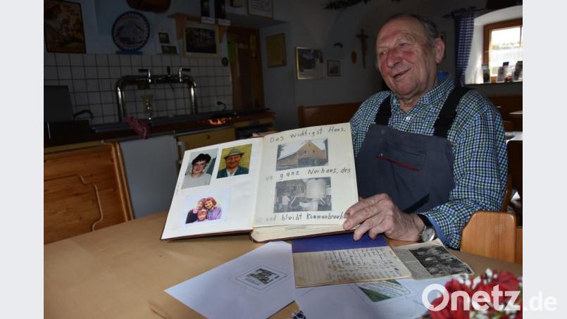 Bilder aus 60 Jahren hat Manfred Punzmann in einem Album gesammelt. Vom 24. bis 27. Mai feiert der "Schoilmichl"-Wirt ein Doppeljubiläum Bild: ui